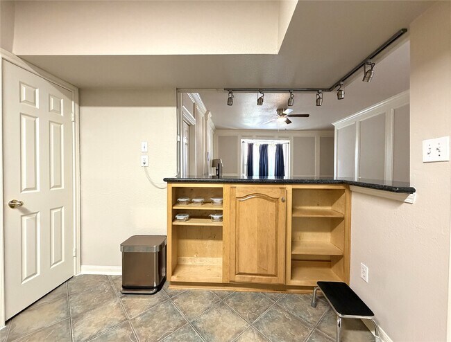 Building Photo - 2255 Braeswood Park Dr