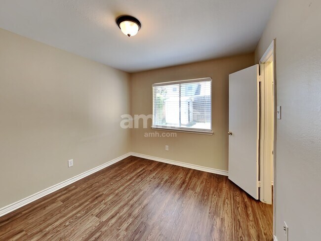 Building Photo - 737 Oak Dale Ave