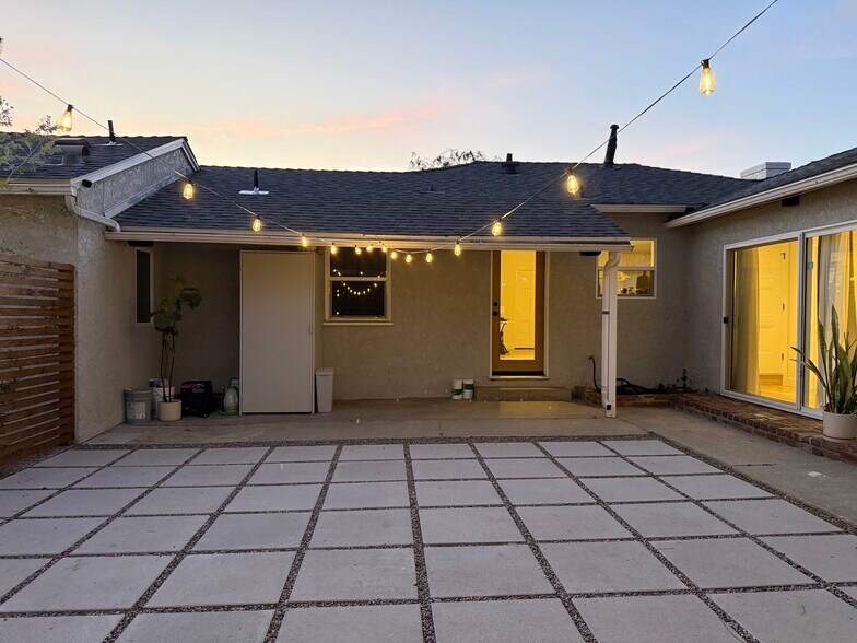 Building Photo - 2460 Glenrose Ave