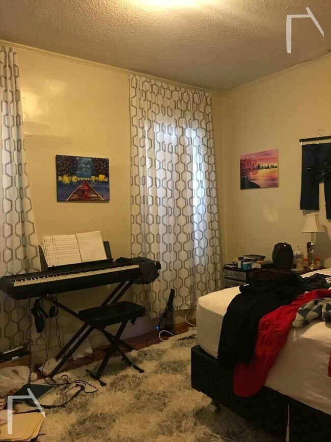 Building Photo - 9/1 No Fee! Spacious 3BR/1.5BA apartment near Washington Sq