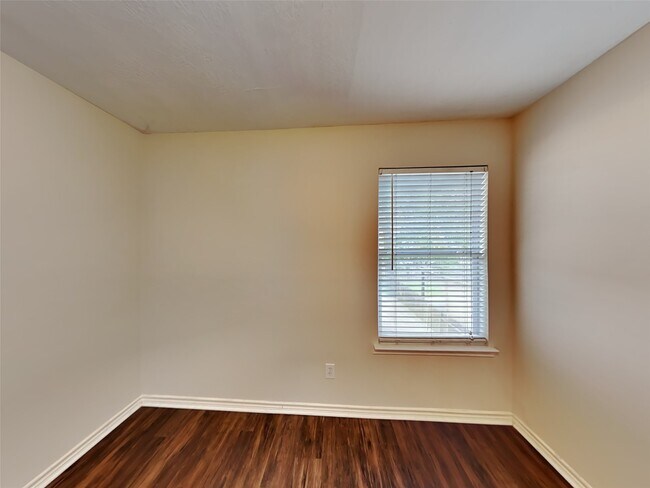 Building Photo - 2219 Shady Pine Dr