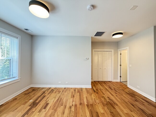 Building Photo - 643 W Wrightwood Ave