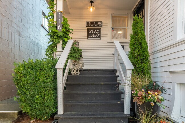 Building Photo - 116 4th Ave N