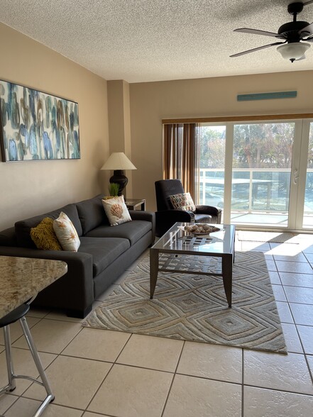 Comfortable seating - 880 Mandalay Ave