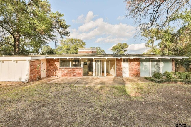 Building Photo - 3215 Fernwood Dr