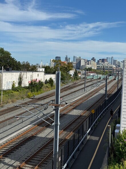 Conveniently located steps to the bike path and green line east Somerville train station - 6 Alston St