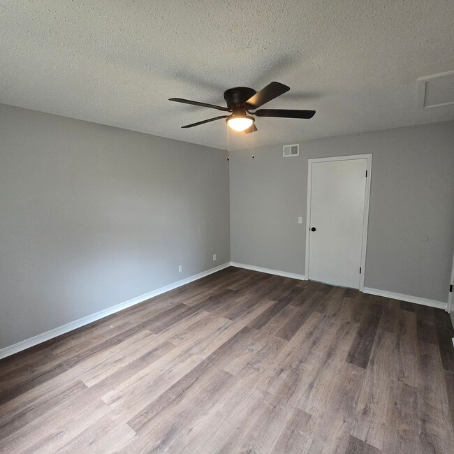 Building Photo - Completely Remodeled • 2/1 Duplex in Heber...