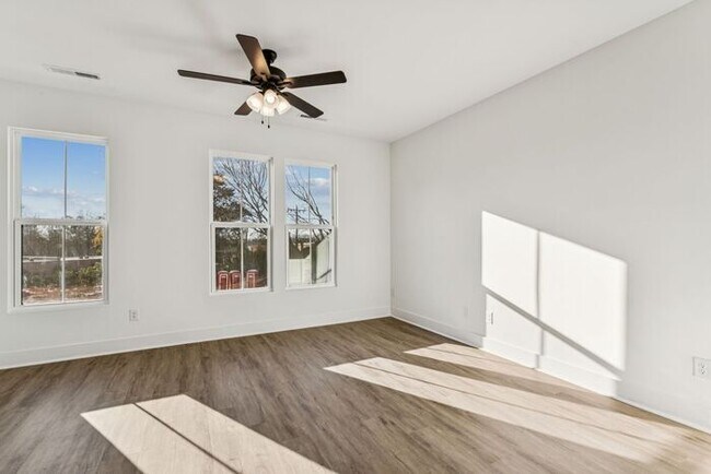Building Photo - High-End 2BR Townhome | Rooftop Terrace + 2-Car Garage | 24-Unit Commnity