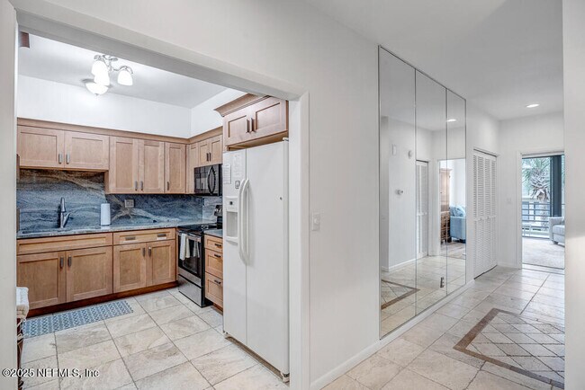 Building Photo - 810 Spinnakers Reach Dr