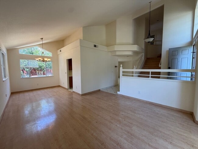 Building Photo - 581 Hellyer Ave