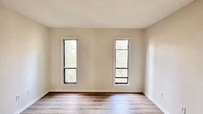Building Photo - North Atlanta 1 Bed-1 Bath Condo, LVP Hard...