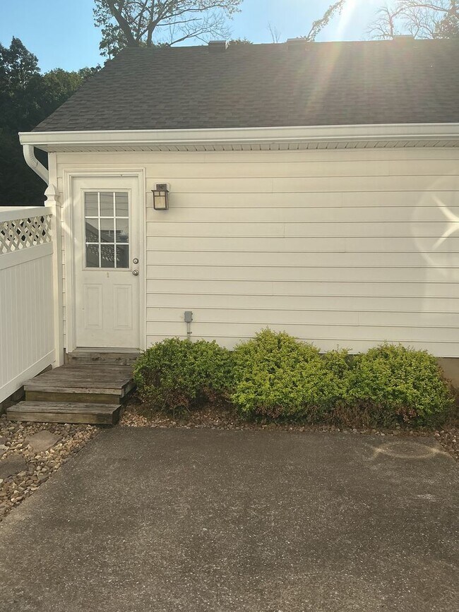 Building Photo - Beautiful 3 Bedroom, 2.5 Bath Townhouse in...