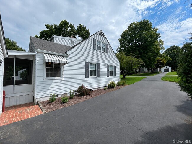 Building Photo - 17 Kinderhook Dr