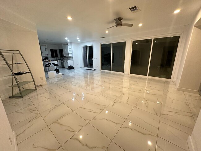 Building Photo - 5701 W Country Ave