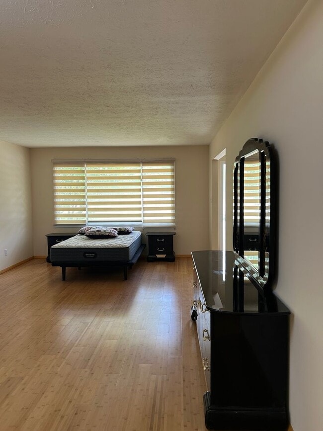 Building Photo - 3 Bedrooms One Floor Ranch House with 2 car attached garage in Lyndhurst