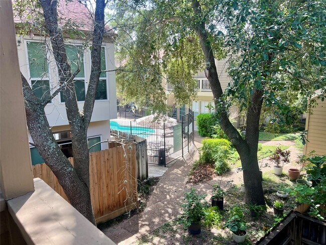 Building Photo - 2100 Tanglewilde St