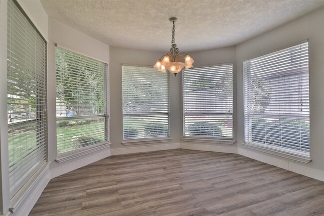Building Photo - 10910 Scenic Dr