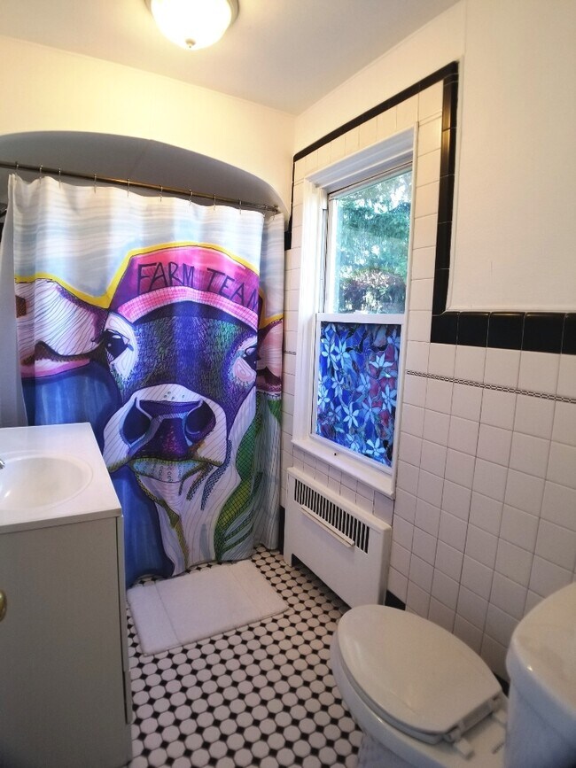 Building Photo - 27 Yasgur Rd