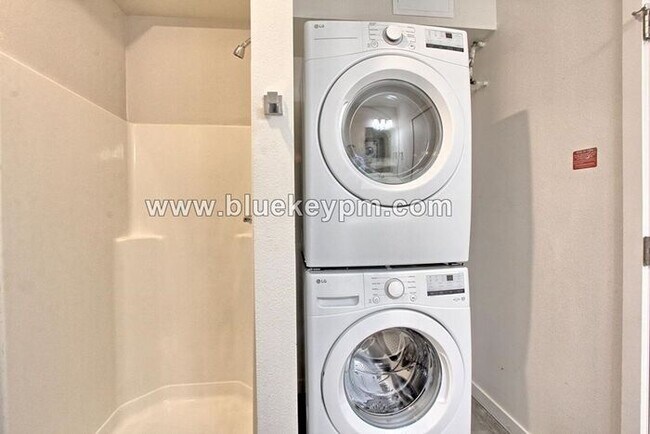 Building Photo - Cozy Studio near restaurants, shopping and...
