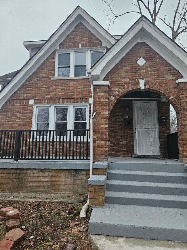 Building Photo - 5211 Lakeview St