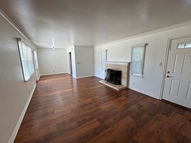 Building Photo - Central Ventura Home with Large Yard!