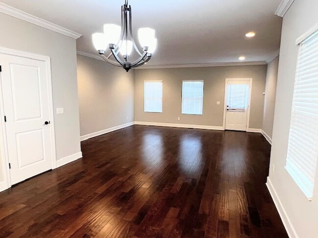 Building Photo - 4 Bedroom 2.5 Bathroom Home