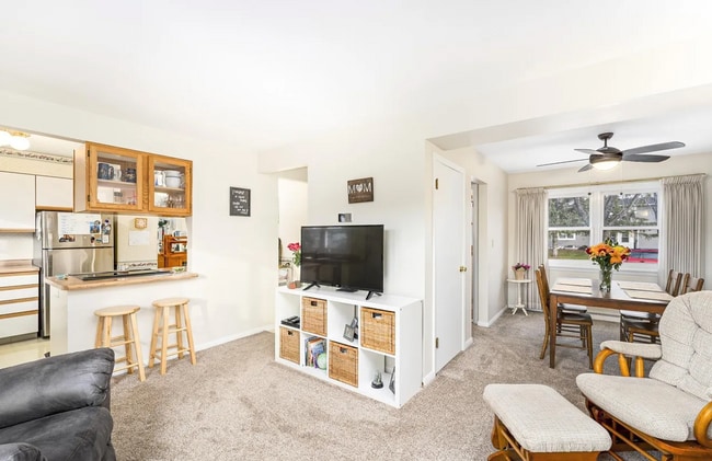 Building Photo - Three Bedroom Townhome n Aspenwood!