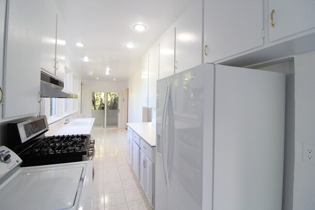 Building Photo - Dolores Heights: Sun-filled 1 Bedroom Home...