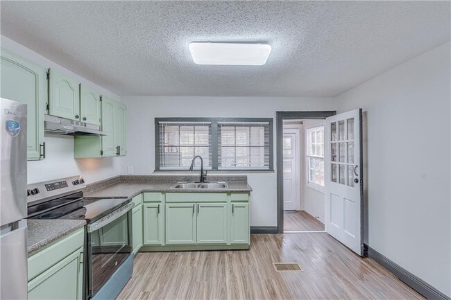 Building Photo - 561 Tuttle Ave