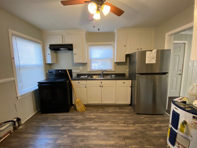 Building Photo - Room in Single Family Home on Remount Rd