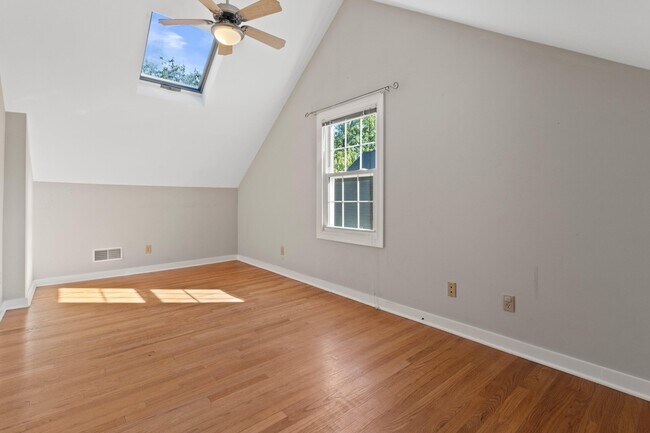 Building Photo - 4918 N Berkeley Blvd