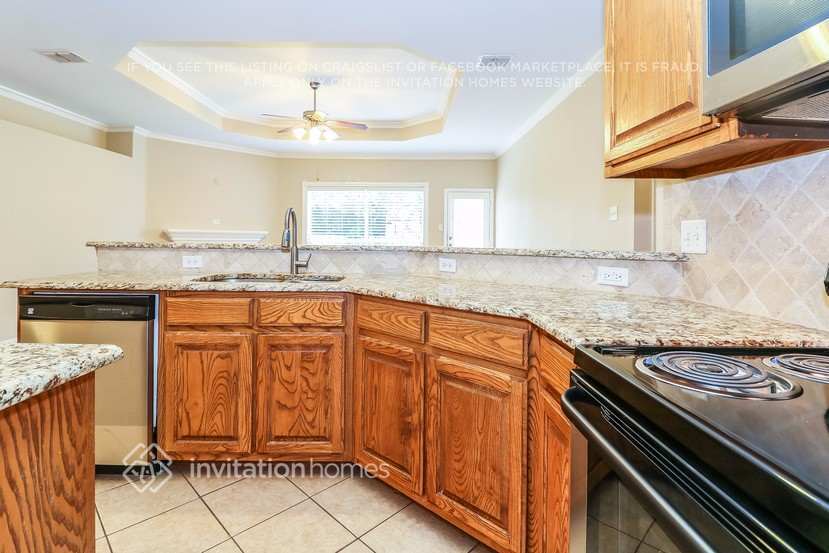 Building Photo - 2218 Summer Brook Dr