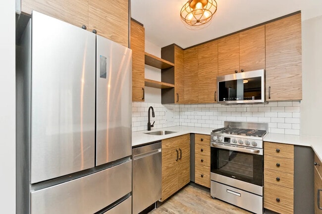 Building Photo - 518 W Wrightwood Ave