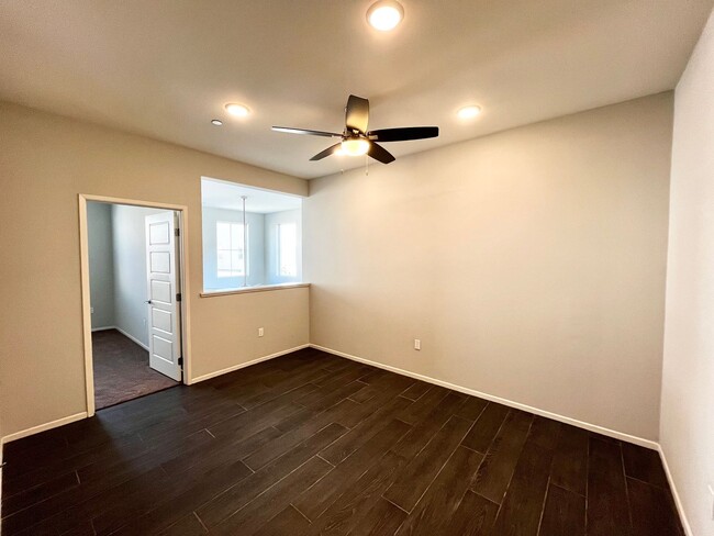 Building Photo - Modern 5B 4BA Townhome w/ AC in Playa Del ...