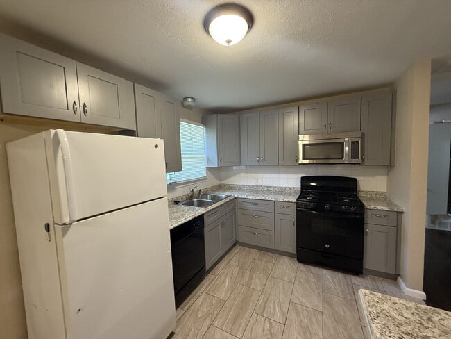 Building Photo - "Charming 4-Bedroom Dallas Retreat with 2 ...