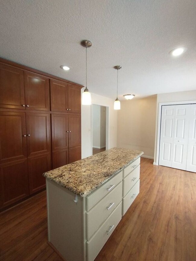 Building Photo - Fantastic 3 bedroom, 2 bathroom home in Li...