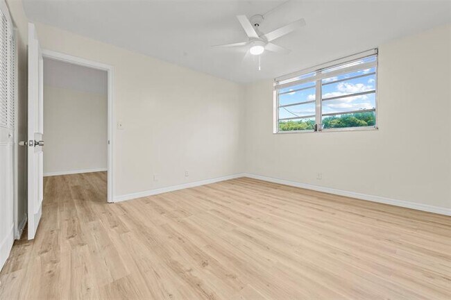 Building Photo - 689 NE 6th Ct