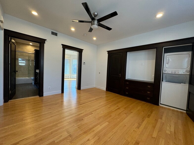 Family room view 2 - 441 New York Ave