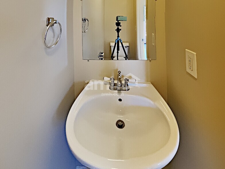 Building Photo - 450 Crested View Dr