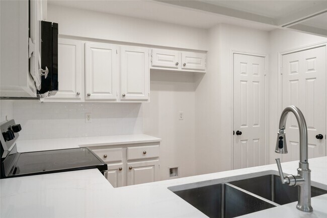 Building Photo - 915 S Diamondhead Blvd