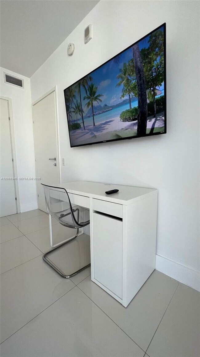 Building Photo - 1300 Brickell Bay Dr