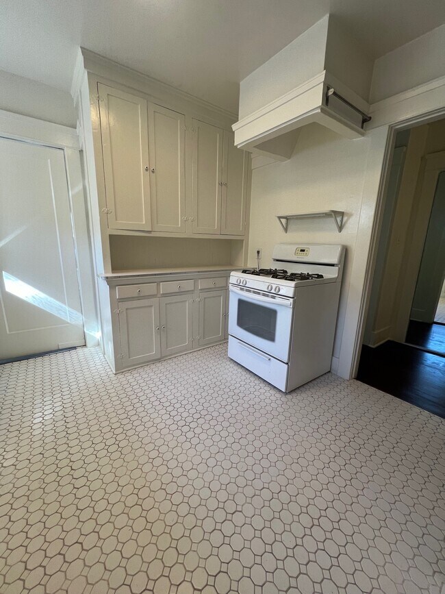 Kitchen 5 - 810 Crestmoore Pl