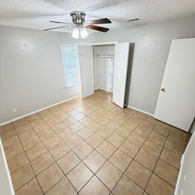 Building Photo - 2640 Glenmore Dr
