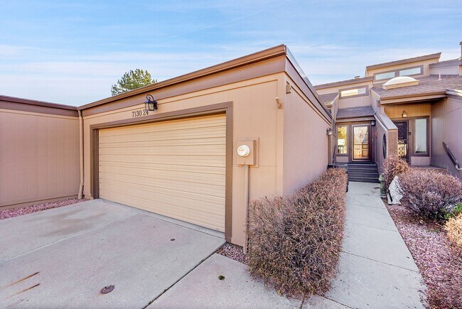 Building Photo - Backs to private lake with mountain views