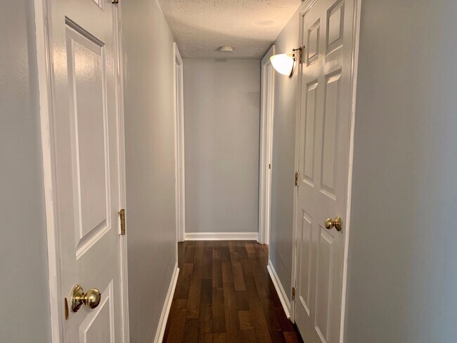 Building Photo - 1 Bed | 1 Bath Condo Near Glenwood - Water...
