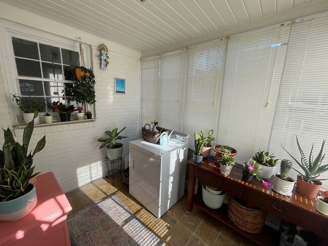 Building Photo - 2 Bedroom 1 Bath Brick Home