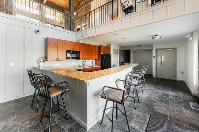 Building Photo - 125 Lakeview Dr