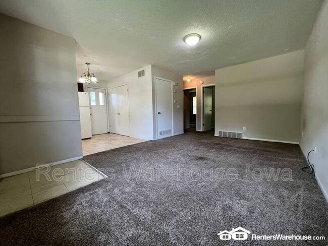 Building Photo - 910 E Railroad Ave