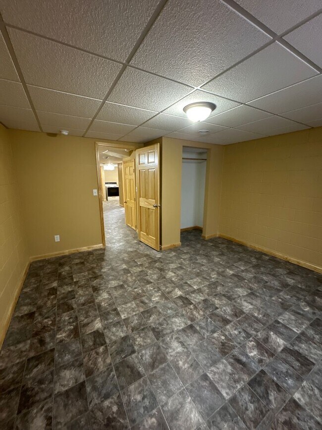 Building Photo - EZ - 202 Triplex