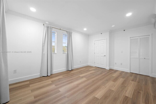 Building Photo - 1400 Salzedo St
